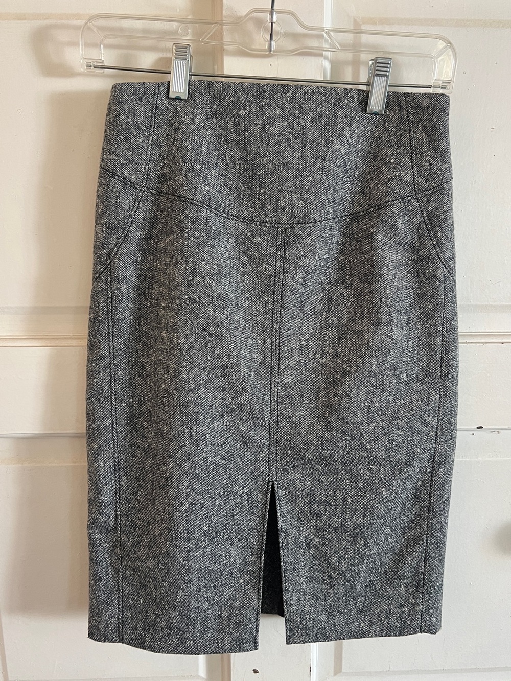 EXPRESS DESIGN STUDIO B & W Tweed pencil skirt w/leopard print lining / Size: 0
